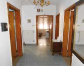 000 Bolghera 2 p. di 3, a sud, ingr., cucina, soggiorno, 2 balconi, ripost., 2 stanze, bagno f., soffitta, cantina, p.auto. c.e. E B016-2 stanze - 280.