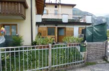 appartamento, piano intermedio, composto da: ingresso, cucina abitabile, soggiorno, due stanze, ampio balcone,