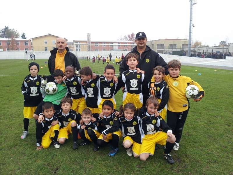 PICCOLI AMICI 2005 "La bella struttura e il campo centrale verde, in perfette condizioni, ci accolgono a Busto Garolfo per la gara che i nostri 2005 disputano oggi.