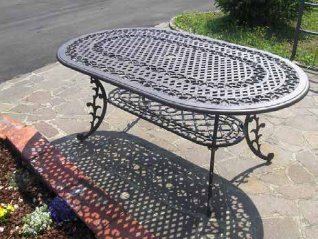 TAVOLO MISSISIPI Realizzato in fusione di alluminio richiamando il disegno dei vecchi tavoli costruiti con fusioni di