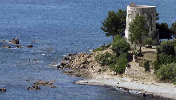 BORGATA SANTA MARIA NAVARRESE SM TEMA: S. Maria Navarrese, nata come attracco per pescatori e commercianti, segna la transizione tra la grande spiaggia di Lotzorai e la costa rocciosa ogliastrina.