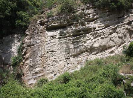 Facies diverse indicano un ambiente e delle condizioni di sedimentazione diverse, questo si riflette nell organizzazione interna dei depositi e nelle strutture sedimentarie. Nella Fig. 3.15.3a e 3.16.