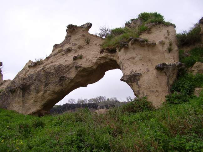 28 Fig. 3.2.4 Arco naturale in roccia modellato dall erosione.