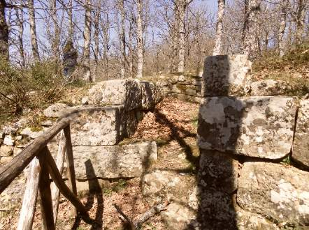 La porta monumentale dell acropoli è costituita da una doppia apertura che delimita un vano a pianta rettangolare. I primi insediamenti stabili sono databili intorno al VI - IV sec. a.c., quando gruppi sociali di origine osco-sannita fondarono la città lucana di Croccia Cognato.