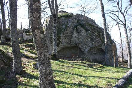 40 La presenza umana nel territorio di Gallipoli Cognato ha origini remotissime, come testimoniano i reperti rinvenuti in prossimità di Monte Croccia, nel complesso megalitico di Petre la Mola (Fig.