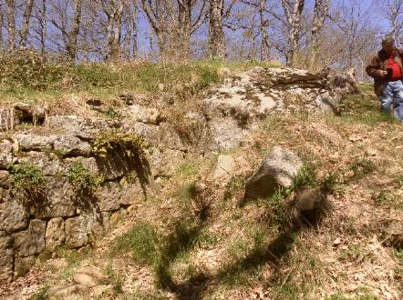 I rilievi in campagna hanno evidenziato come gli estesi affioramenti di roccia, in prossimità del monte, fungessero da cave di prestito (Fig. 3.4.3d).