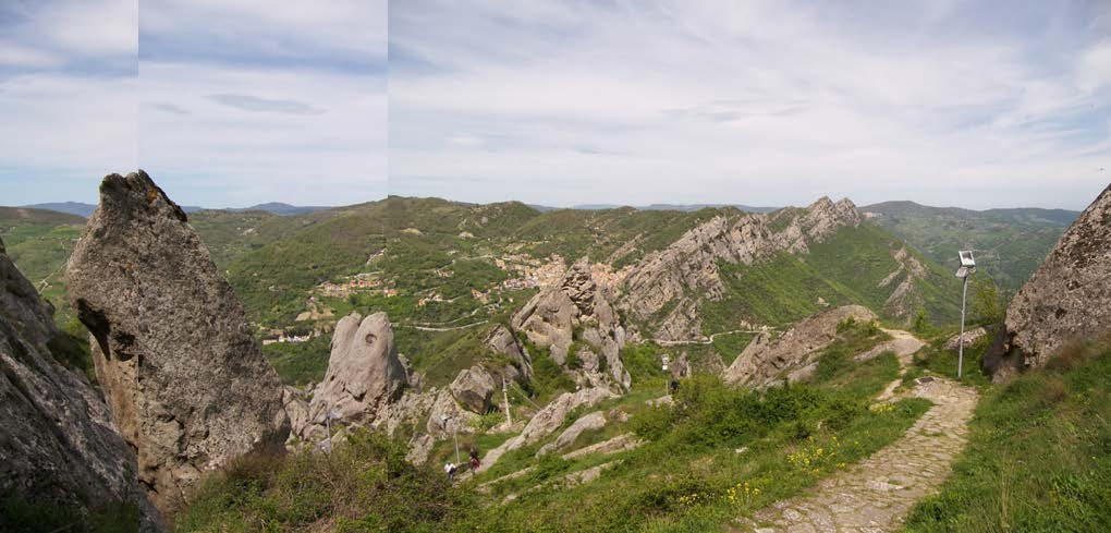 63 SW NE Fig. 3.7.8 Panoramica delle Dolomiti Lucane, in una sezione orientata SW-NE, sullo sfondo si intravede l abitato di Castelmezzano.
