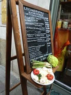 Un prânz într-o salumeria Salumeria este un tip de local italian în care se servesc specialități de salam, șuncă și brânzeturi, sau,