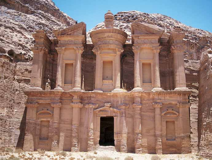 Week-end a Petra TOUR DI 5 GIORNI Partenza con volo di linea Royal Jordanian per Amman. Arrivo e trasferimento in albergo. Sistemazione in camera e pernottamento.