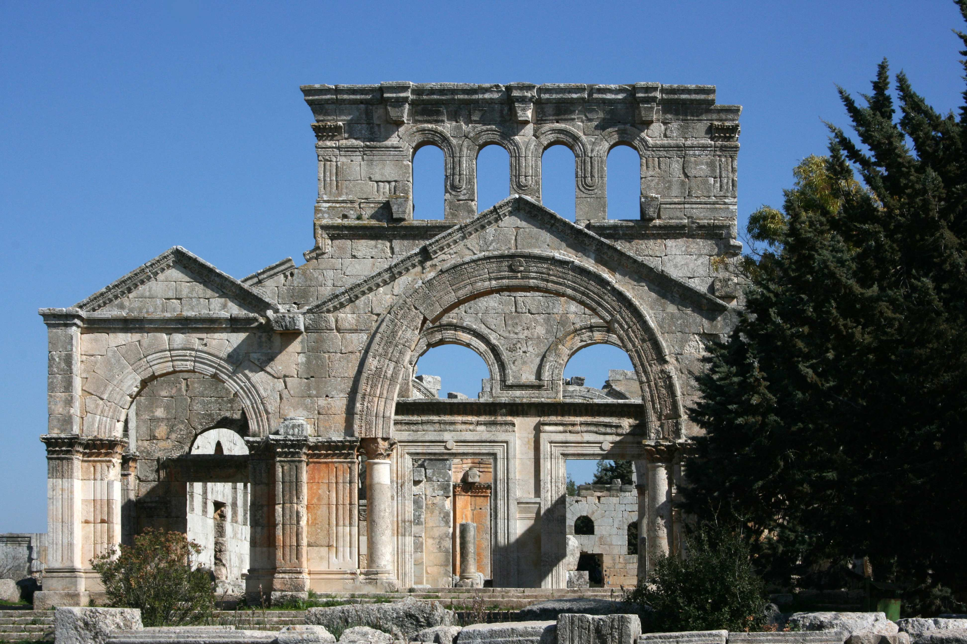 QALAAT SAMA AN IL SANTUARIO DEL SANTO SULLA COLONNA Simeone, detto il vecchio, nato verso il 380 vicino ad Antiochia, entra molto giovane in monastero, dove pratica un ascesi estrema, a base di