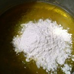 !! Ve li racconto Ingredienti: 1 bicchiere di olio 2 bicchieri di vino bianco o spumante 200 gr di zucchero 1 limone, scorza 1 bicchierino di sambuca 650 gr circa di farina miele zuccherini colorati