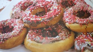 Ecco la ricetta dolci Bimby dei Donuts ovvero le ciambelle di Homer Simpson super golose e bellissime anche da servire!