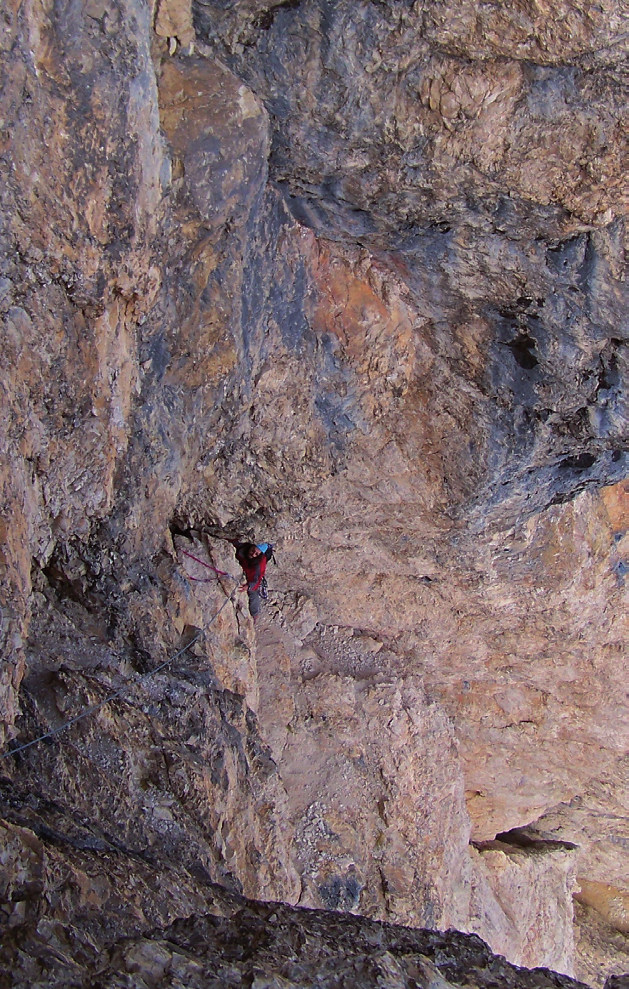 l ODLE, PUEZ, PUTIA spigolo, in versante N, lungo una piccola cengia rotta ed esposta (5 m, 3, 1S, 1C), alla fine della quale si scende per una rampetta non difficile (5 m, 2 ) fino a 1AF in versante