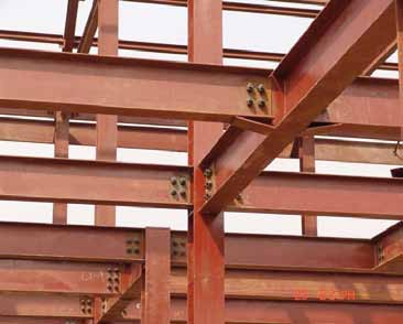 Le strutture in acciaio presentano elevate prestazioni statiche (resistenza a fenomeni sismici), ossia resistenza alla compressione e alla trazione, elevata flessibilità e duttilità.
