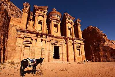 Dichiarata "patrimonio dell'umanità", la capitale dell'antico regno nabateo è accessibile tramite il Siq, una gola di circa 1 km di lunghezza e larga pochi metri; durante la visita vi saranno brevi