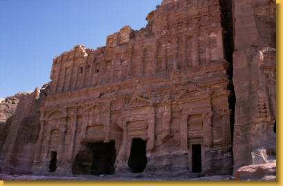 Infinite tombe e luoghi di culto, il famoso e misterioso Tesoro, precede l'antico Teatro Nabateo poi utilizzato ed ampliato dai Romani.