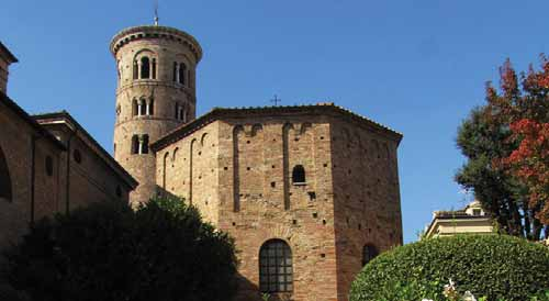 Sono due i battisteri della città di Ravenna, il più antico Neoniano o degli Ortodossi e quello degli Ariani, entrambi a pianta ottagonale, con la cupola ornata da un mosaico che rappresenta il