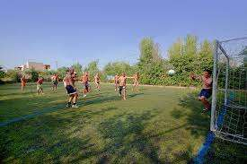 da beach volley, 2 campi da tennis, minigolf, ping pong, palestra.