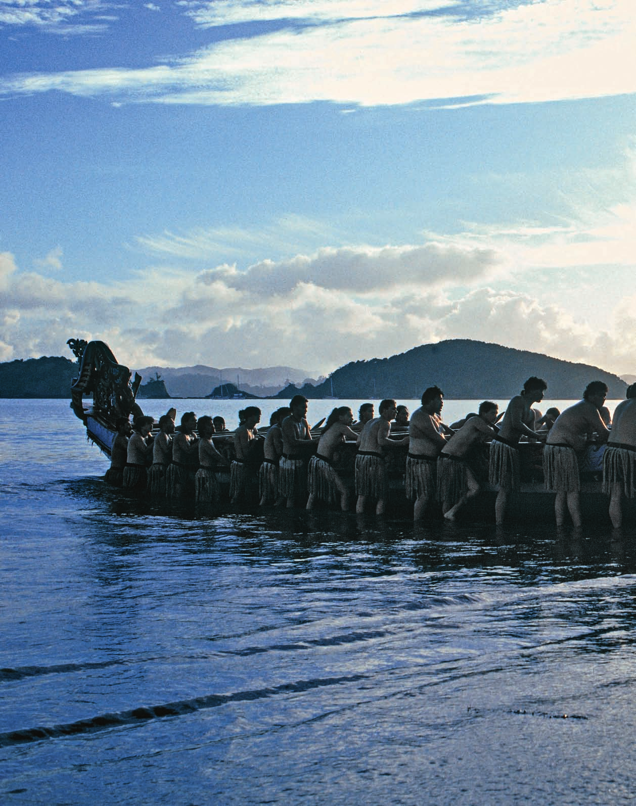 GEOvision Arno Gasteiger/laif Uno sguardo sulla Storia Un gruppo di maori si accinge a prendere il mare nella Bay of Islands, nel nord della Nuova