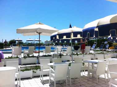 Particolare area relax e piscina HOTEL FLORIDA LIDO DI JESOLO (VE) - PIAZZA MARINA I prezzi includono: - soggiorno in pensione completa e in camera doppia per i periodi indicati; - colazione a