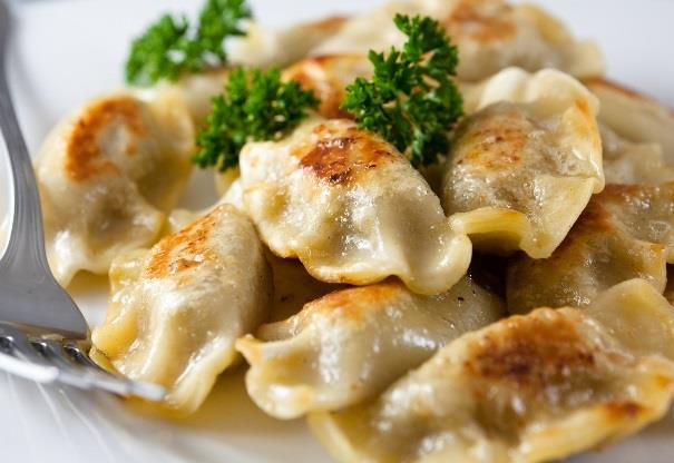 Non sono altro che dei gustosi ravioli di pasta a forma di mezzaluna che vengono riempiti di carne, verdure o formaggio (li troverete ripieni anche di frutta) e serviti con un condimento di panna