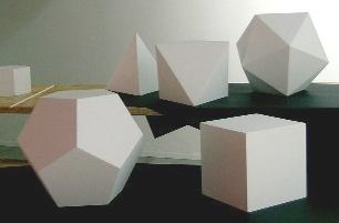 PARTE A: Relazioni platoniche 1. I solidi Platonici 1.1 Poliedri platonici Attorno al 360 A.C. nel Timeo Platone descrive cinque poliedri speciali: tetraedro, cubo, ottaedro, dodecaedro e icosaedro.