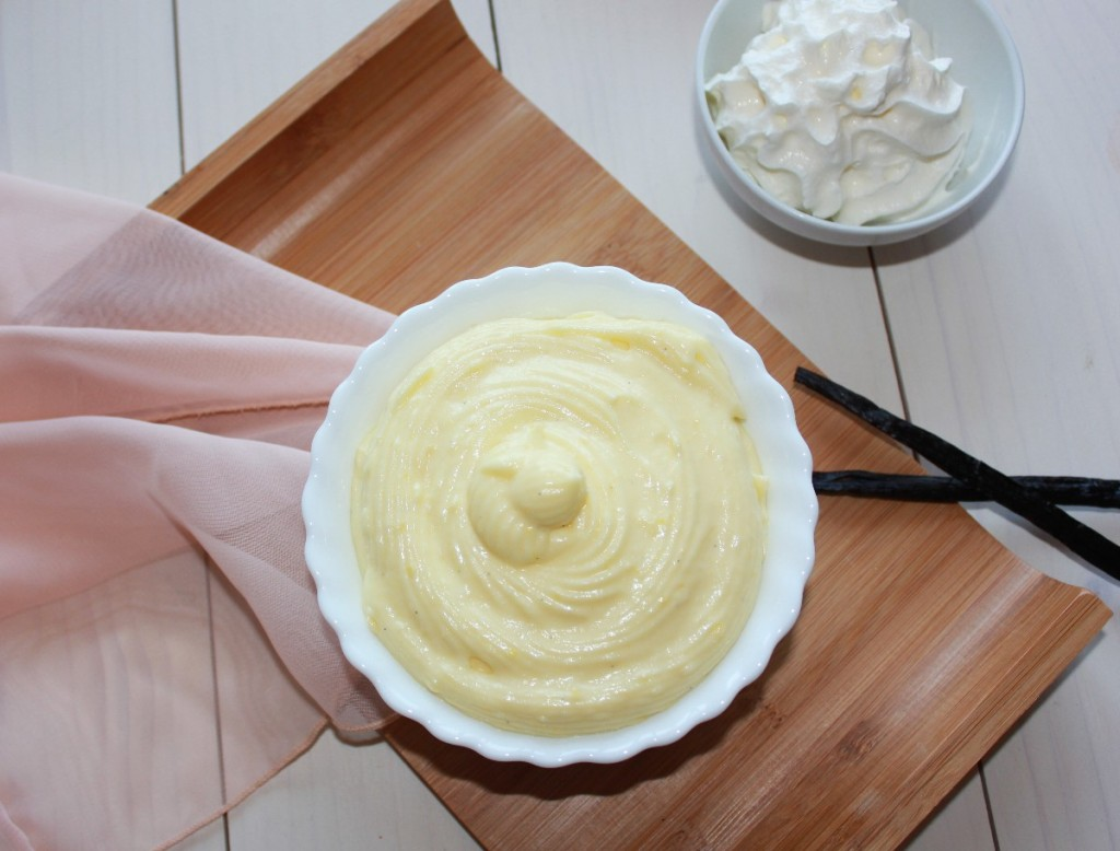 Preparazione della crema chantilly 1. Portate a bollore mezzo litro di latte fresco intero in una casseruola antiaderente. 2.