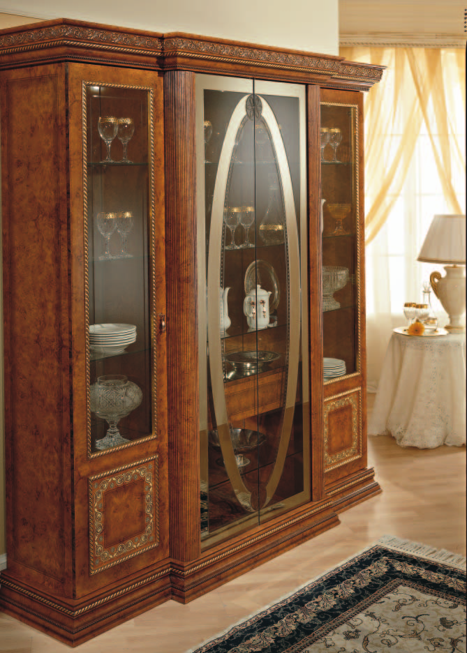 T he doors of the VERSAILLES collection, finely treated in a combination of cut crystal and ground mirrors, create the ideal showcase for properly valorising the