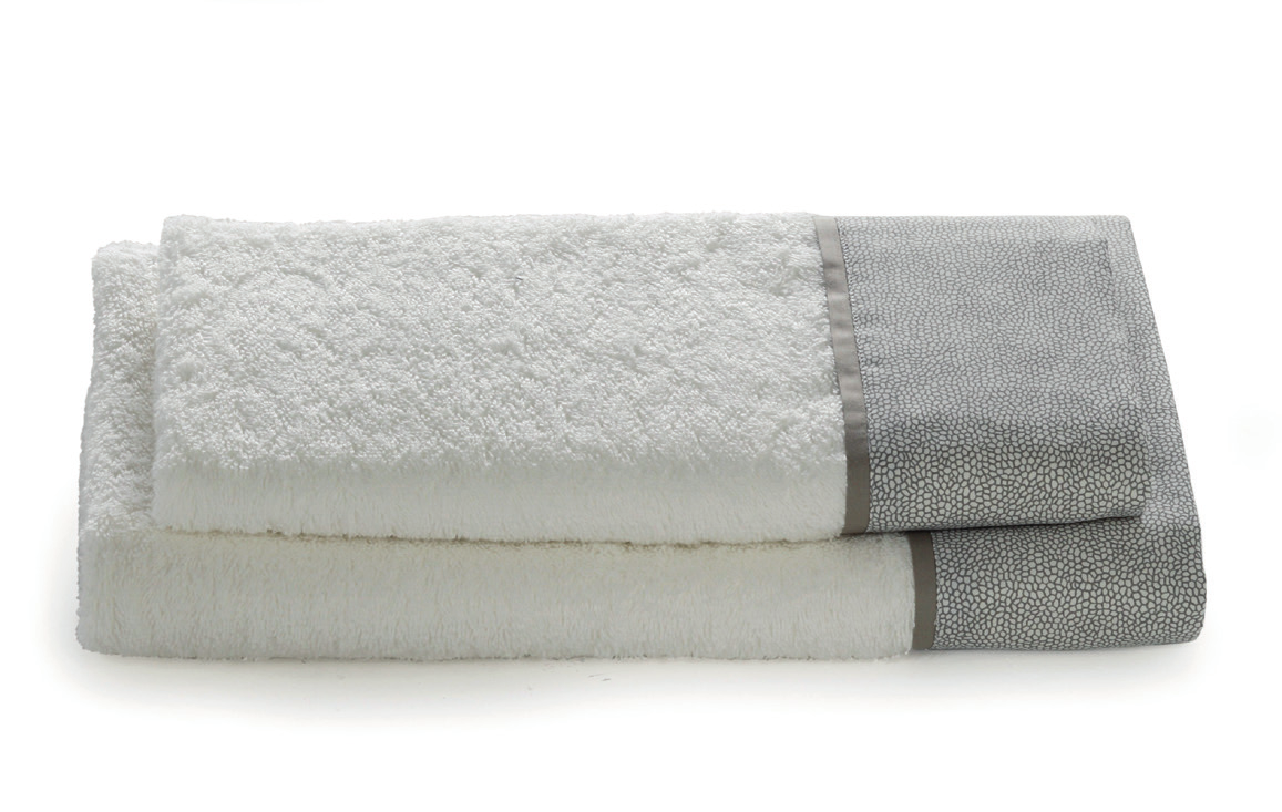 Set 2 Asciugamani Soffici asciugamani di spugna in cotone idrofilo 100% da 400g/mq con l applicazione dell alta balza in percalle. Il caldo colore si abbina ad arredamenti classici o moderni.