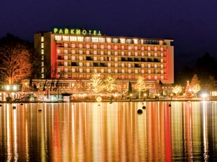 Un vero e proprio villaggio sul lago tutto da scoprire lungo la passeggiata davanti al Parkhotel, La novità: Curling su ghiaccio sulla Hauptstraße.