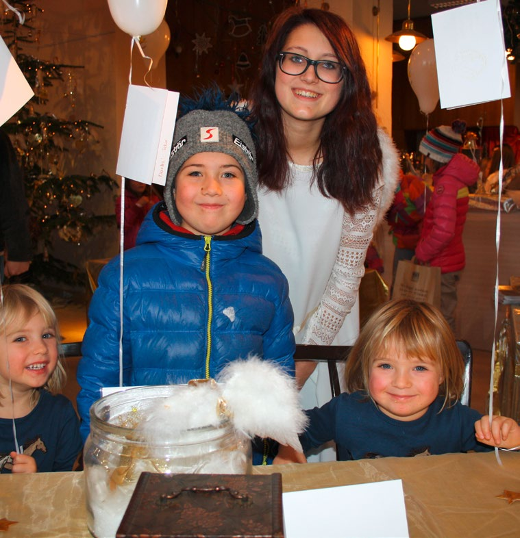 Sparkling eyes and glowing red cheeks Velden s Christmas market is a joyful place for children A visit to the Christmas market in Velden is especially delightful for children.