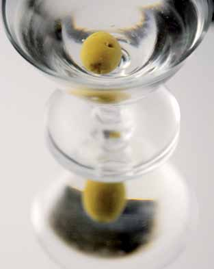 Versare alcune gocce di olio essenziale di limone spremendole dalla buccia, oppure guarnire con oliva.