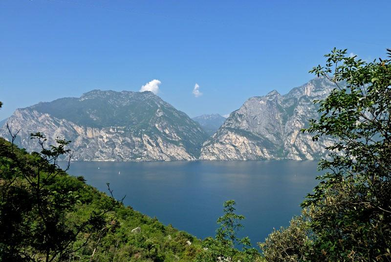 22 MAGGIO Sentiero panoramico sul Garda da Busatte a Tempesta Il comodo sentiero panoramico da Busatte a Tempesta segue la costa orientale del Garda Trentino da nord verso sud.