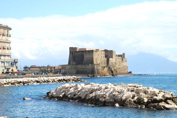 Il centro storico della città di Napoli è il più vasto d Europa, con una superficie di 1,700 ettari (4,200 acri). Napoli rientra nei siti UNESCO.