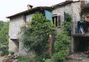 cucina-soggiorno, disimpegno, bagno e terrazzo al piano primo, tre locali ed un terrazzo a tasca al piano sottotetto - autorimessa facente parte di un più ampio fabbricato composta da garage e