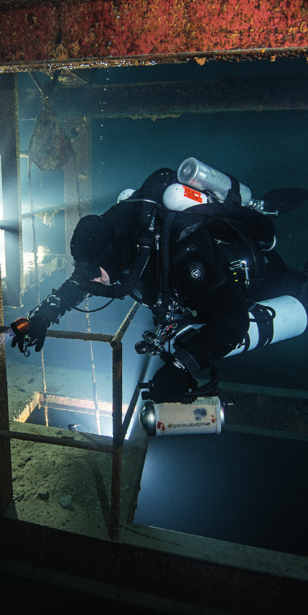 Technical Wreck Diving Questo programma ti permette di effettuare penetrazioni nei relitti e decompressioni illimitate fino a una profondità massima di 60 metri (durante l addestramento).