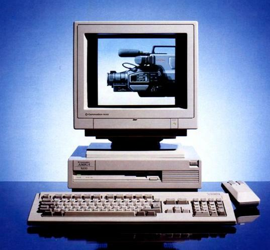 ANNI 90 AMIGA 3000 L'Amiga 3000UX si presenta in case desktop con due periferiche di serie: una tastiera alfanumerica con