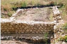 A Ovest dell abside si costruì, probabilmente nel secondo periodo, una latrina con relativa fogna, nella quale abbiamo rinvenuto semi (di miglio, fragole e grano), segno probabile di un attività