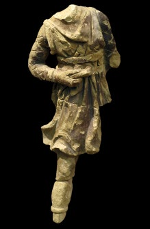 Frontoncino: figura in abiti orientali.