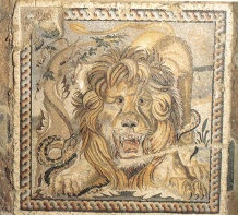 PAVIMENTAZIONI E DECORAZIONI MUSIVE ITALICO-ROMANE DI INTERAMNIA PRAETUTTIORUM 77 fig. 1 Teramo, domus del Leone. Emblema con raffigurazione di un leone che lotta con un serpente.