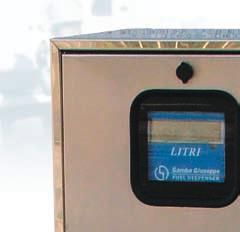 - Testata volumetrica elettronica monofronte che permette la visualizzazione dei litri erogati per ciascuna operazione e totalizzatore per il conteggio