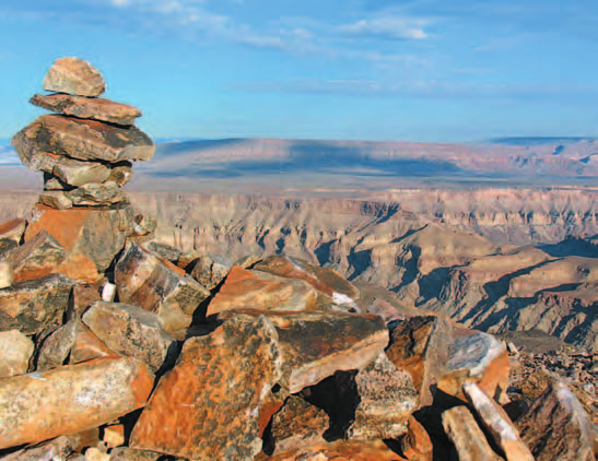 Mosaico Namibiano tour in auto 17 GIORNI 14 NOTTI Un itinerario affascinante per visitare il nord e il sud della Namibia, attraversando deserti e immensi spazi, per conoscere i molteplici aspetti del