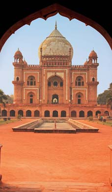 imponenti. Arrivo a Jaipur, sistemazione in albergo, cena e pernottamento. 5 giorno: Jaipur Prima colazione in albergo. La città di Jaipur è circondata da colline e cosparsa di fortezze.