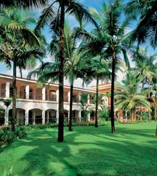 Per deliziare il proprio palato, l hotel offre una collezione dei migliori ristoranti di Goa: The Restaurant, il ristorante italiano Riverside, vista mare, il Susegado, situato sulla spiaggia con