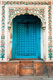 Lungo il percorso si visiterà Fatehpur Sikri con guida locale parlante italiano: è il più tipico esempio di città murata Moghul, con aree private e pubblicheben delimitate e porte di accesso