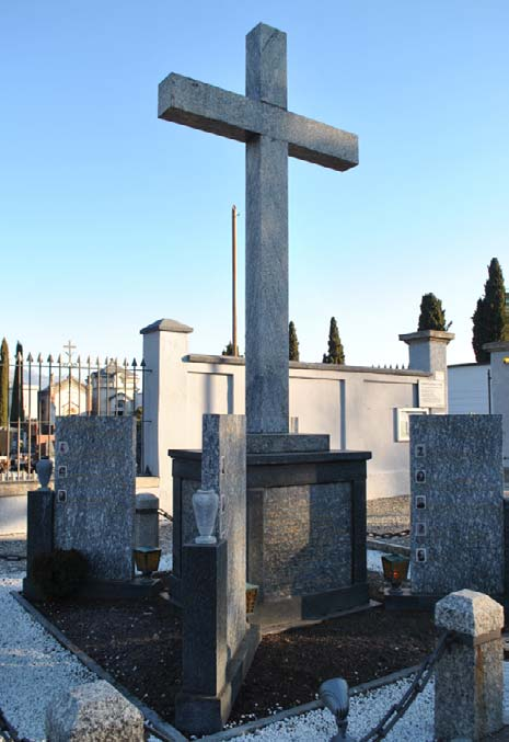 112 Lurago d Erba 112 - Monumento ai Caduti della seconda guerra mondiale Il monumento, collocato all ingresso del cimitero, ricorda i nomi dei caduti distinti secondo i diversi fronti; due nomi di