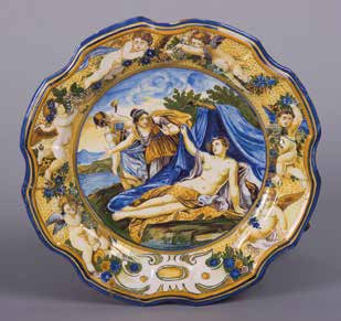 449 454 Lotto di un vaso in porcellana di manifattura orientale ed una coppia di vasi in porcellana a fondo bianco dipinti in blu a motivi vegetali. Alt.