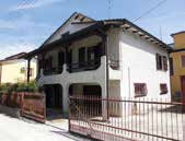 Soggiorno, cucina separabile, tre camere, due bagni. Garage e posto auto di proprietà. palazzina di sole quattro unità.