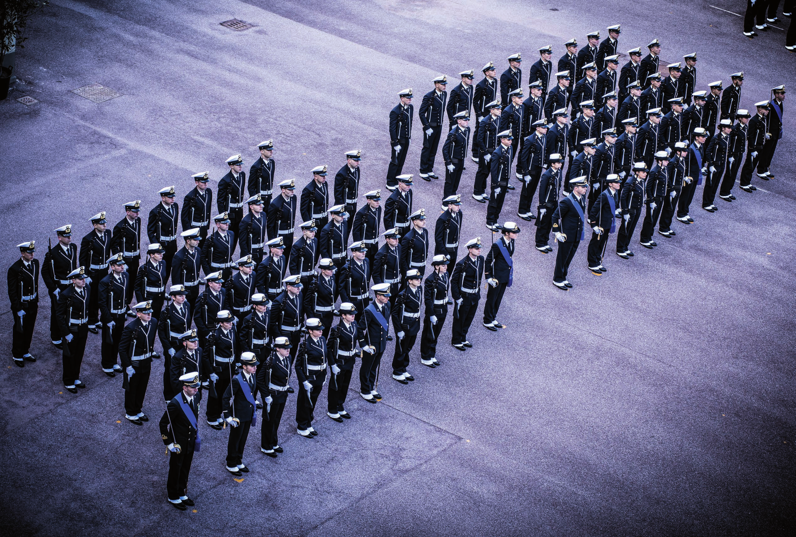 Livorno, 7 dicembre 2013. Le due compagnie allievi schierate nel piazzale dell Accademia Navale.