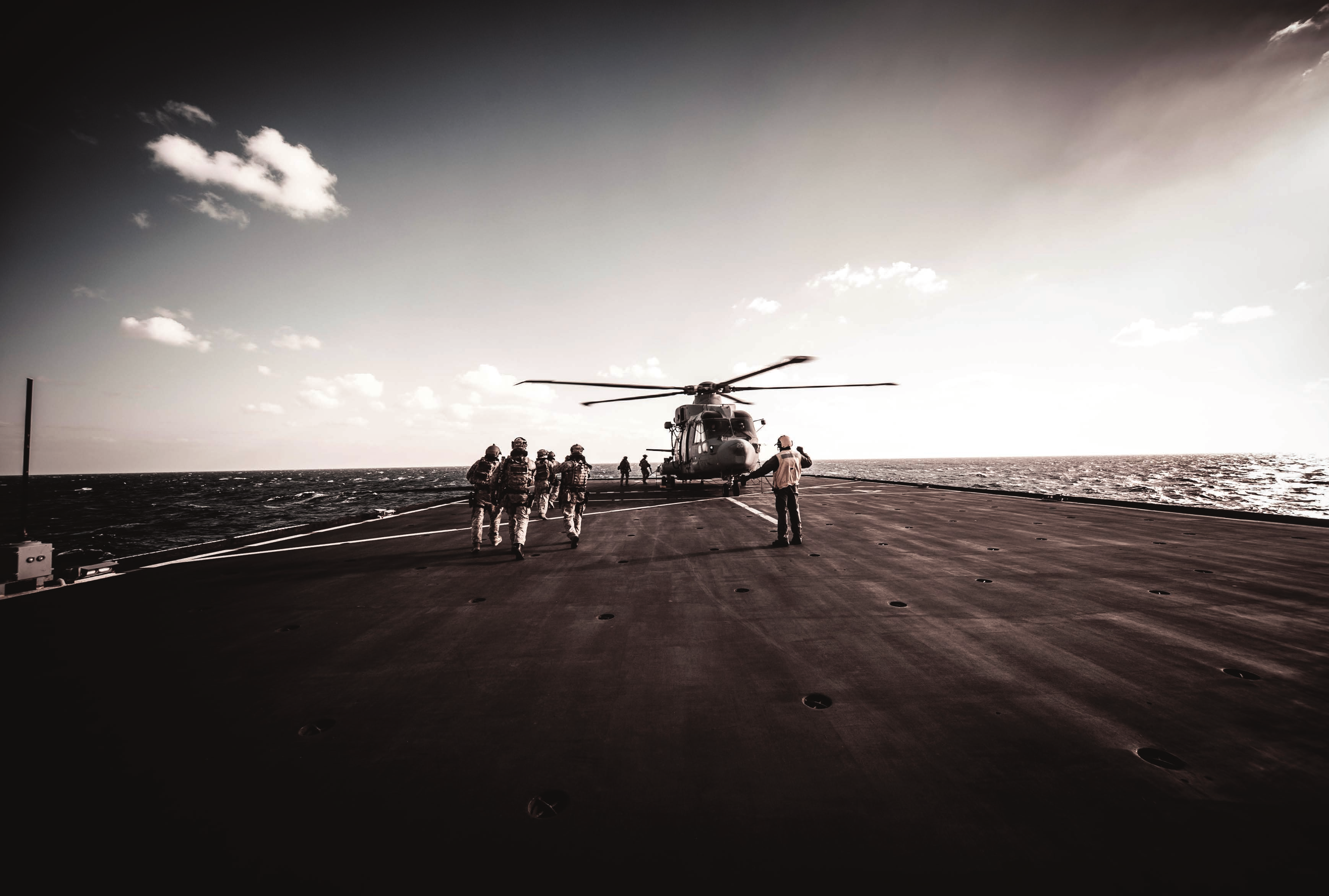 Operazione Mare Nostrum senza sosta le operazioni di salvataggio di Pasquale Prinzivalli Mar Mediterraneo, 15. Team della Brigata Marina San Marco che imbarca su un EH-101 per un volo di ricognizione.